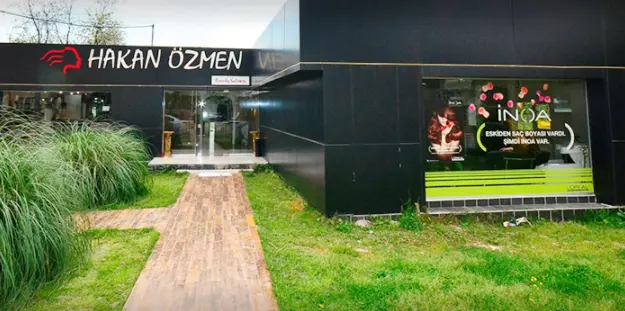 Salonun dış cephesi ve tabelası